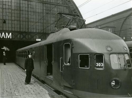 ელექტრომატარებელი ამსტერდამის რკინიგზის  სადგურზე-1939 წელი