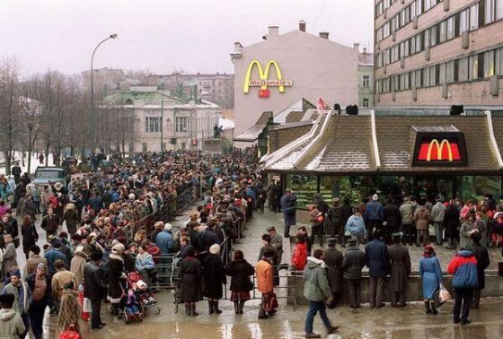 მაკდონალდსის პირველი ობიექტის გახსნა მოსკოვში, 1990 წელი.