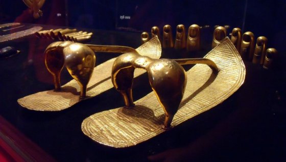 ტუტანჰამონის ოქროს სანდლები და თითების დამცავები.