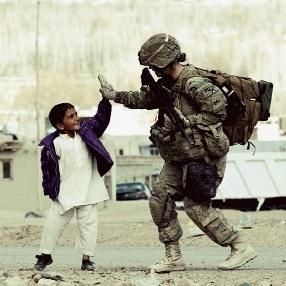 ამერიკელი სამხედრო ავღანელ ბიჭუნასთან ერთად. ავღანეთი.