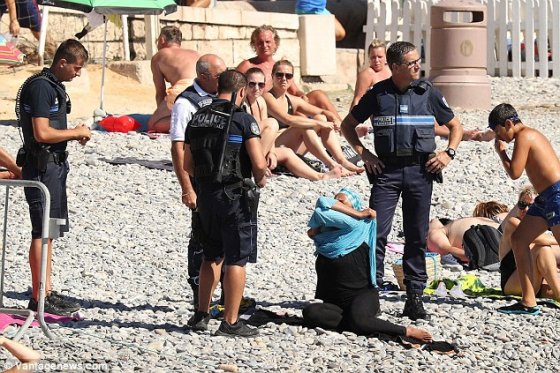 პოლიციამ მუსულმან ქალს  აიძულა პლაჟზე ბურკინი  გაეხადა (ნიცა)