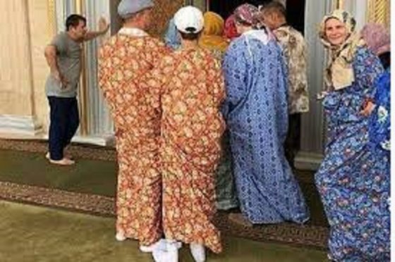 გროზნოში ტურისტი მამაკაცები იძულებულები გახდნენ მეჩეთში შესვლისას ქალის ხალათები ჩაეცვათ