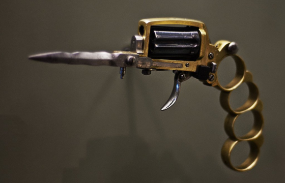 მე-20 საუკუნის დასაწყისში ფრანგი განგსტერების იარაღი, რომელსაც ჰქონდა რევოლვერის, დანისა და კასტეტის