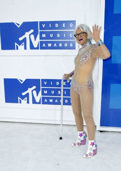 88 წლის მოხუცი MTV Video Music Awards-ის დაჯილდოებაზე საცურაო კოსტუმში გამოცხადდა