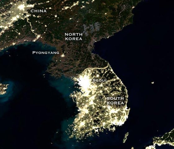 ჩრდილოთ კორეა და სამხრეთ კორეა ღამით.