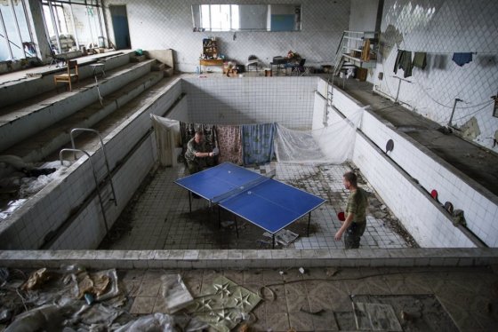 უკრაინელი  ჯარისკაცები თამაშობენ მაგიდის ჩოგბურთს -(დონეცკი)