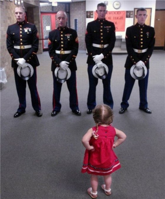 ისეთი სურათია ძნელია სიცილი შეიკავო ანუ პატარა "გოგოცუნას" სამხედროები სმენაზე ჰყავს დაყენებული