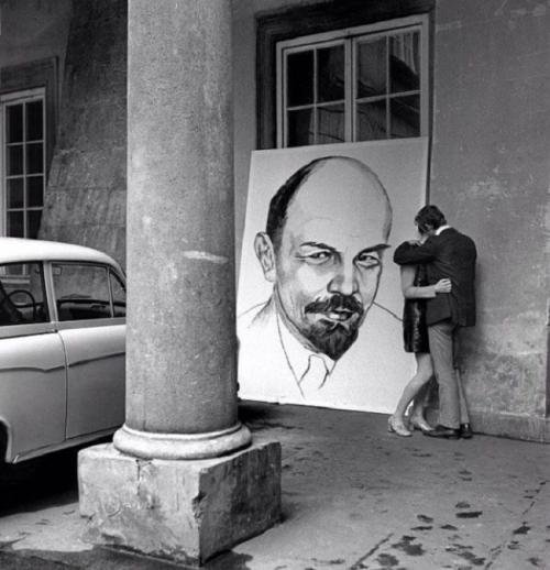 წყვილი ლენინის პორტრეტთან კოცნაობს-კრაკოვი,პოლონეთი 1970 წელი