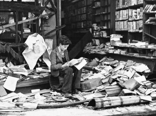 ბიჭუნა წიგნს კითხულობს გერმანელების დაბომბილ წიგნის მაღაზიის ნანგრევებთან-ლონდონი 1940წ.