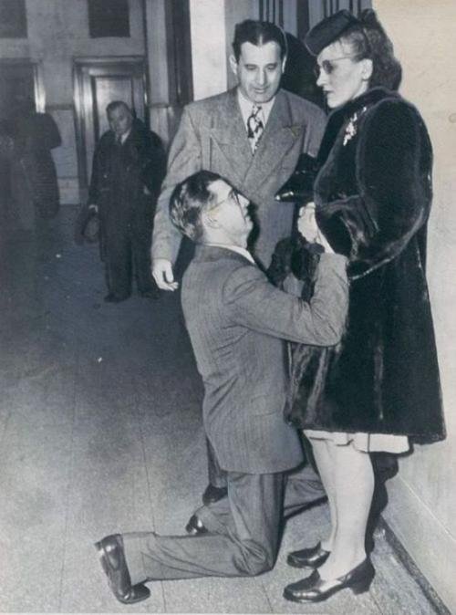 სასამართლო გაყრაზე-ქმარი  ცოლს პატიებას სთხოვს-1948 წელი აშშ.