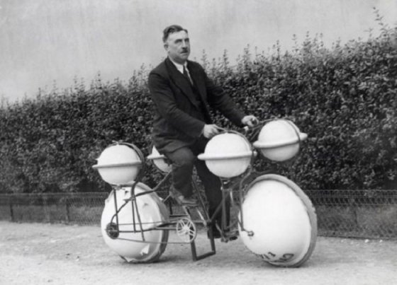 ველოსიპედი-ამფიბია, მისი საშუალებით შესაძლებელი იყო როგორც წყალში ასევე ხმელეთზე გასეირნება. (1932 წ