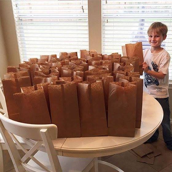 ალტრუისტი ბიჭუნა, რომელმაც თავისი მთელი წლის დანაზოგით უსახლკაროებს საშობაოდ, ლანჩისთვის საკვები უყი