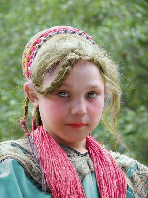 ეს გოგონა კალაშების ტომის წარმომადგენელია. ისინი პაკისტანში ცხოვრობენ, თუმცა აქვთ თეთრი კანი, ლურჯი 