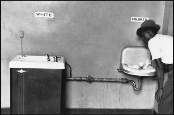1950 წელს გადაღებული ფოტო (სამხრეთ კაროლინაში,აშშ) წყალი სხვადასხვა რასის ადამიანებისთვის