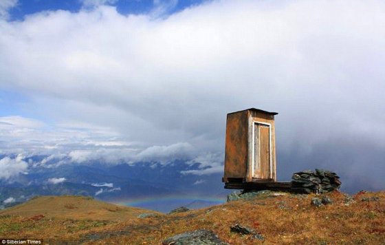 მსოფლიოში ყველაზე საშიში ტუალეტი მდებარეობს ციმბირში, მთის წვერზე, ზღვის დონიდან 2600 მეტრის სიმაღლე