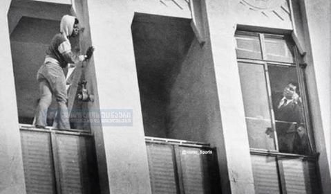 მუჰამედ ალი ცდილობს გადაარწმუნოს ადამიანი, რომ არ გადადგას ნაბიჯი თვითმკვლელობისკენ 1981 წელი.