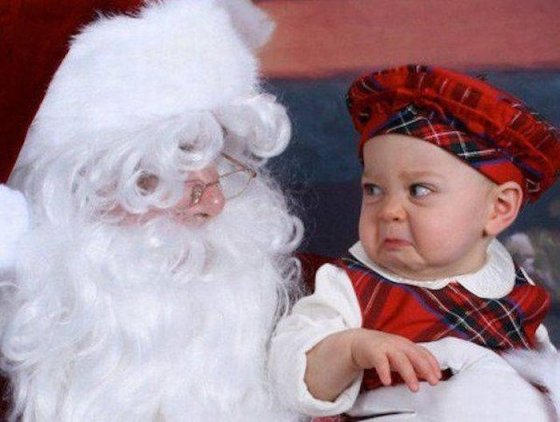 ისე იყურება ეს ბავშვი ალბათ იცის,რომ ეს ნამდვილი სანტა არაა