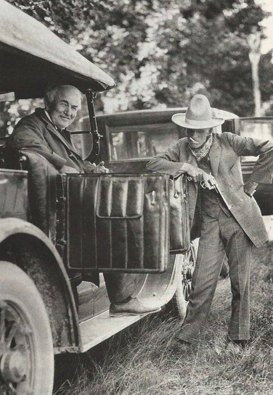 კოვბოის ფორმაში გამოწყობილი ჰენრი ფორდი თომას ედისონთან ერთად, 1923 წელი