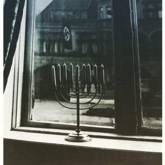 ებრაული დღესასწაული გერმანიაში - იუდაიზმის სიმბოლო, მენორა, ნაცისტური დროშის ფონზე