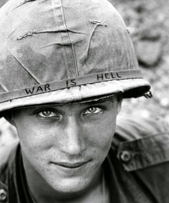 ამერიკელი ჯარისკაცი ჩაფხუტზე ხელით მიწერილი სლოგანით ომი ჯოჯოხეთია