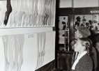 ხალხი პირველად ნახულობს ქალის ელასტიურ წინდებს (მოსკოვი,1957 წელიГУМ)