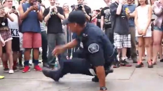 პოლიციელის მიერ შესრულებული (Break Dance)