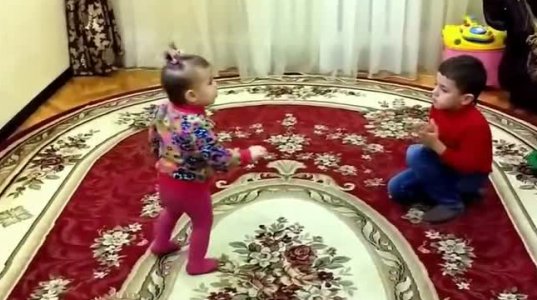 როგორ ცეკვავენ პატარა ბავშვები ლეზგინკას
