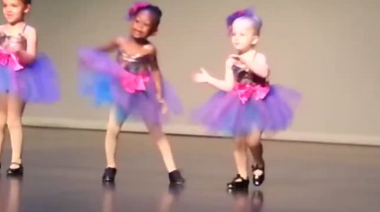 აფროამერიკელი და ევროპელი ბავშვების მკვეთრი სხვაობა ცეკვაშიც გამოიხატა