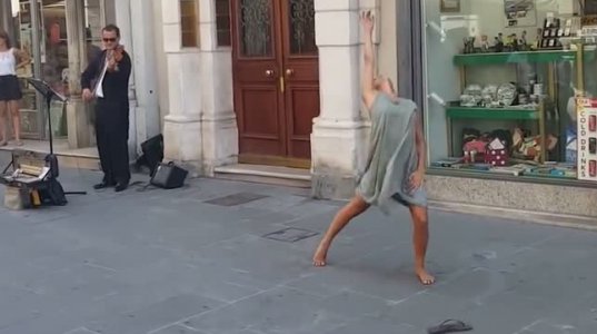 პალესტინელმა ბალერინამ ვერ გაუძლო ცდუნებას ეცეკვა ქუჩაში