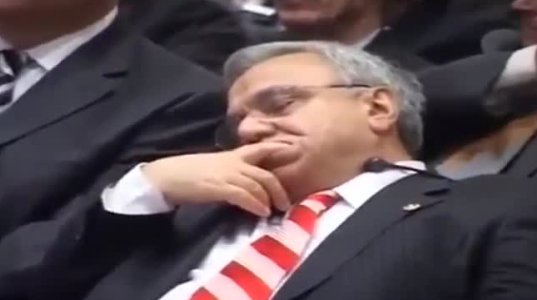 თურქი პოლიტიკოსი სხდომაზე თითებს წუწნით ერთობა და სძინავს